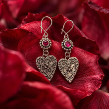 Cargar imagen en el visor de la galería, Par de aros Ángel Margarita con rubí rojo y corazones de plata sobre pétalos granate