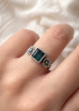Cargar imagen en el visor de la galería, Anillo Natt puesto en la mano, fotografía de referencia del diseño