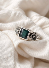 Cargar imagen en el visor de la galería, Diseño de referencia del anillo Natt en plata 950 con flores y turmalina, sobre tela blanca