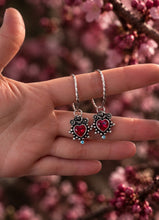 Cargar imagen en el visor de la galería, Argollas María Antonieta Max en mano, corazones de rubí con topacio celeste y aro de 25 mm