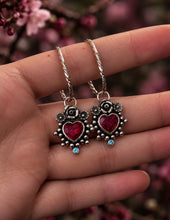 Cargar imagen en el visor de la galería, Detalle cercano de las argollas María Antonieta Max con flores de plata, rubí y topacio celeste