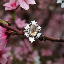 Cargar imagen en el visor de la galería, Anillo Astra Citrino entre flores rosadas, detalle frontal de estrellas y lunas